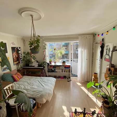 Beautifully Decorated Apartment With Balcony